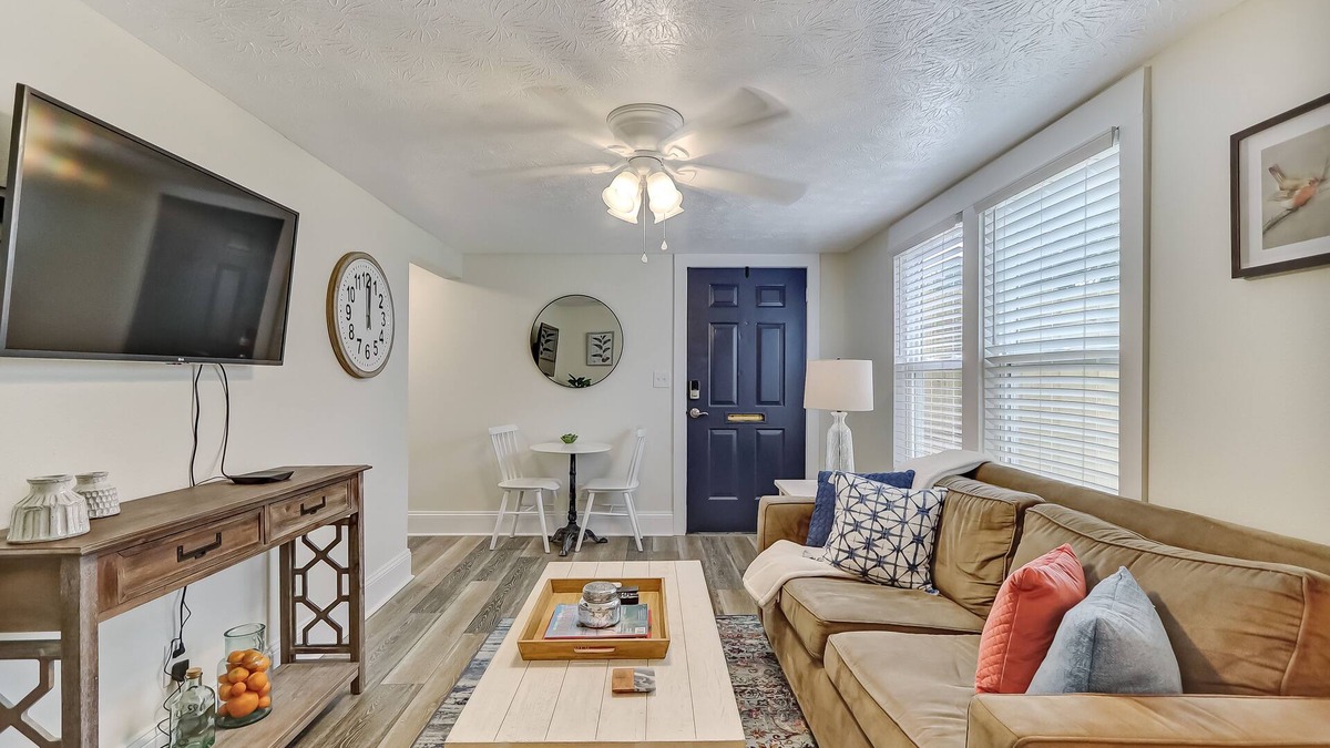 Lakeshore South House | This townhouse is a 1 bedroom(s), 1 bathrooms, located in Jacksonville, FL.