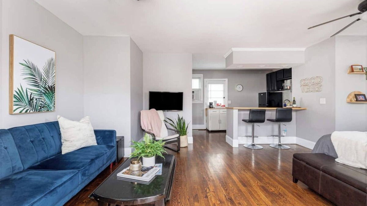 West End Apartment | This triplex is a 0 bedroom(s), 1 bathrooms, located in Nashville, TN.