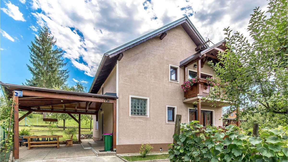 Bosiljevo House | This vacation house is located in the heart of the Gorski Kotar mountains, about 100m from the Kupa
