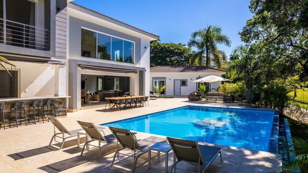 Urbanizacion Tavarez Villa | This villa is a 7 bedroom(s), 9 bathrooms, located in Sosúa, Puerto Plata.