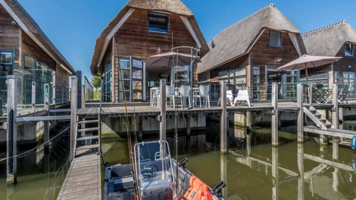 De Heen House | This water villa is nice and light and very tasteful. Offers enough space for the entire family with