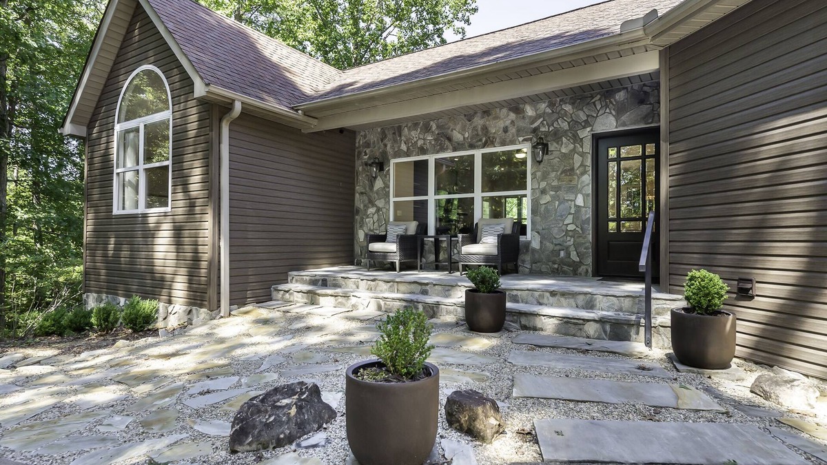 Sunset House | This wooded retreat has everything! Spring & Summer right around the corner!