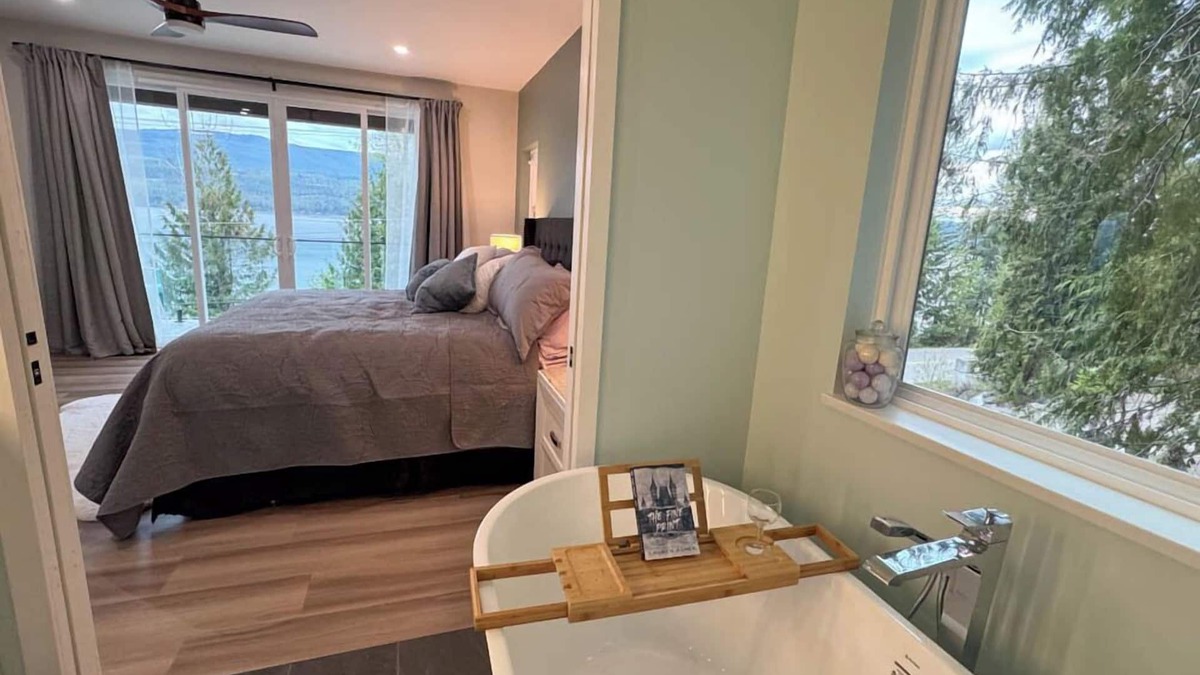 Anglemont House | Thistle Dew Lake House with Private Beach & Buoy! Shuswap Lake