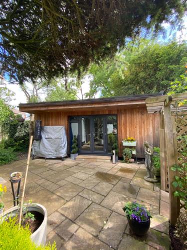 Hemel Hempstead Apartment | Thistle Lodge - Quiet Garden lodge with off road parking