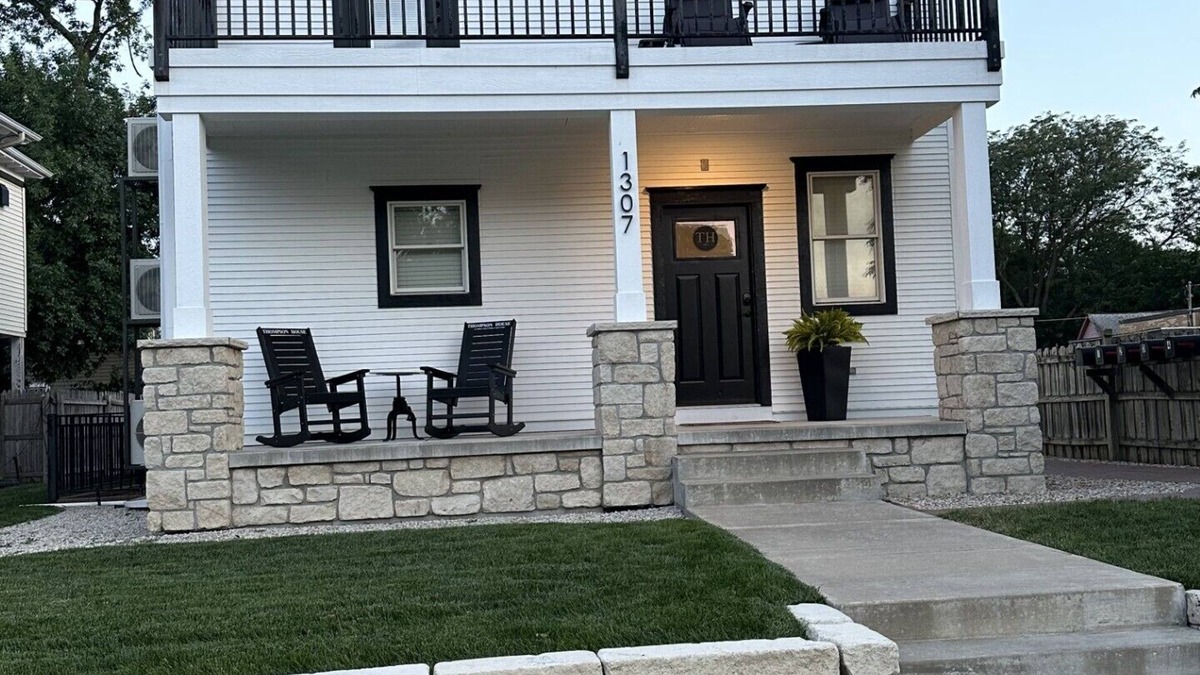 Manhattan Apartment | Thompson House #2-Overlooking City Park. Walk to Campus, Aggieville & Downtown