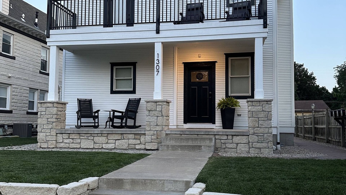 Manhattan Apartment | Thompson House #3-Overlooking City Park. Walk to Campus, Aggieville & Downtown