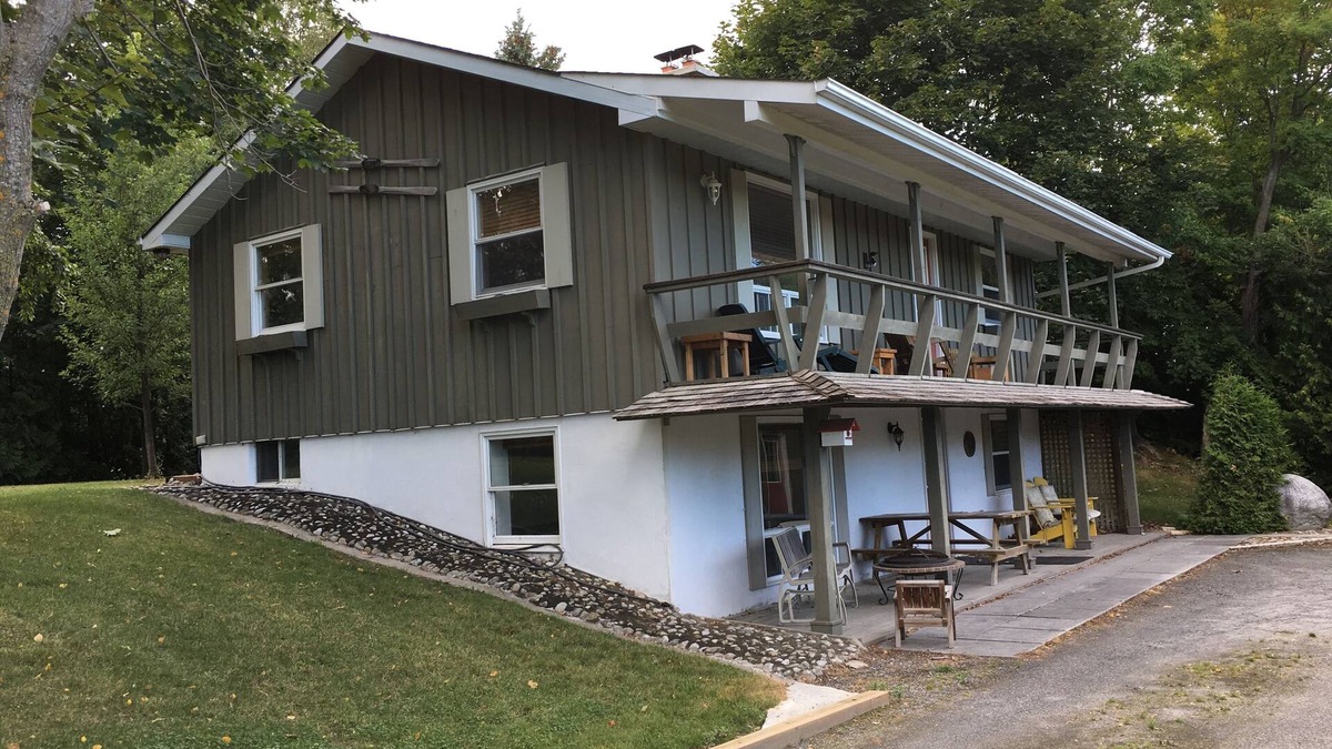 Thornbury House | Thornbury 3 Bdrm home, 2 garages Short/Long Term