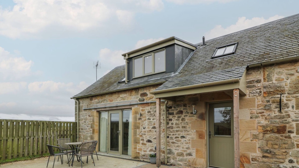 Plean Cottage | THORNEYDYKE COTTAGE, family friendly, with a garden in Stirling