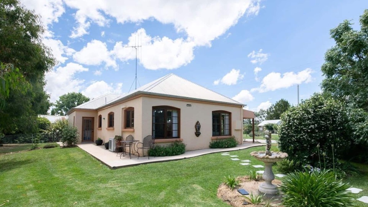 Canobolas House | Thornleigh Cottage - Peaceful, Cosy & Convenient