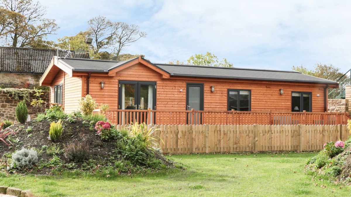 Ashover Cottage | THORNTREE LODGE, pet friendly, with a garden in Rowsley