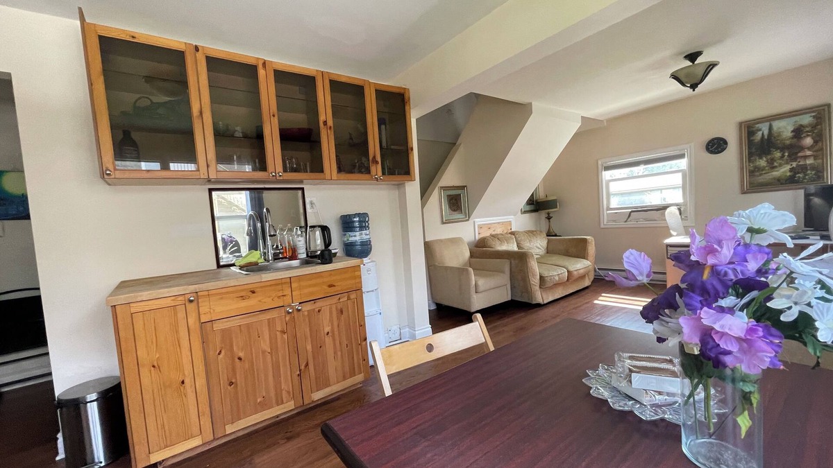Seeleys Bay Cottage | Thousand Island Kingston Cozy Two Bedroom Cottage + DINNER & BREAKFAST(EXTRA)