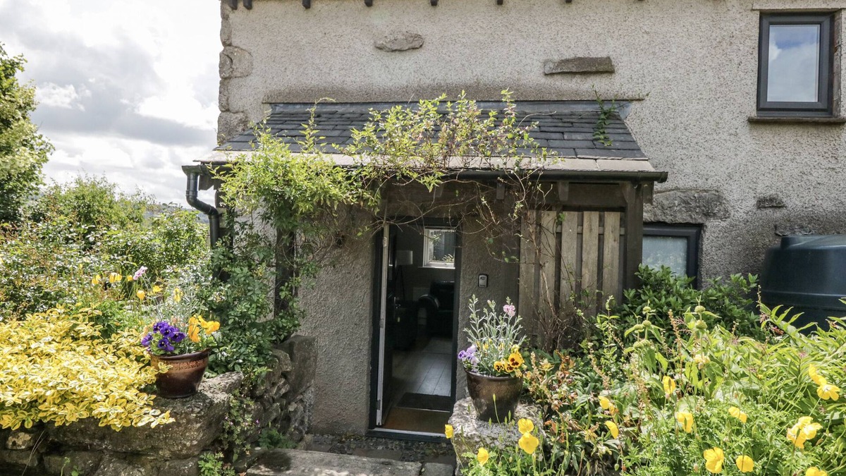 Warton Cottage | THREAGILL, pet friendly, character holiday cottage in Carnforth