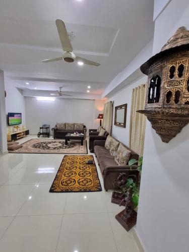 Hassan Abdal Apartment | Three Bed Attached Bath Netflix Wifi Smart TV Parking WFH Desk