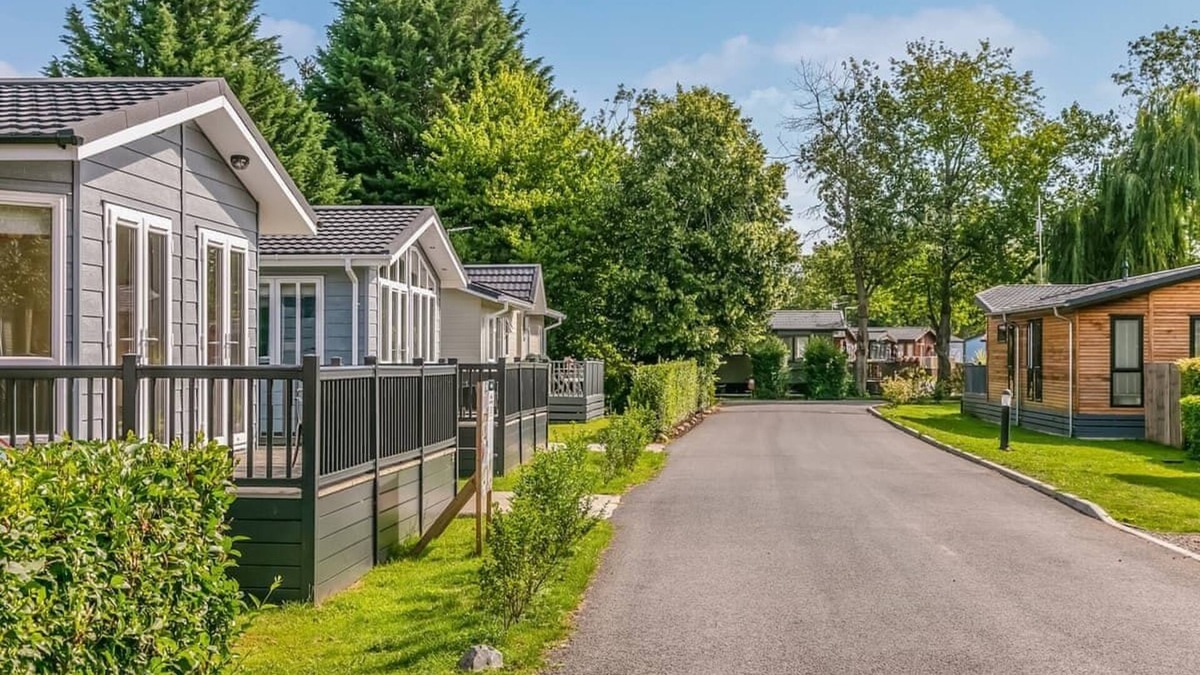 Harlow Ski Chalet | Three Bedrom Luxury Lodge with Hot Tub