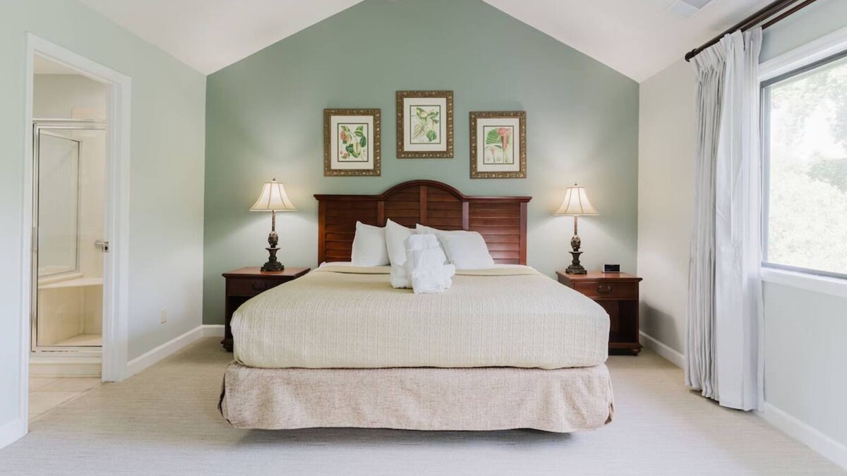 Shipyard Plantation House | Three Bedroom Townhome Near the Beach