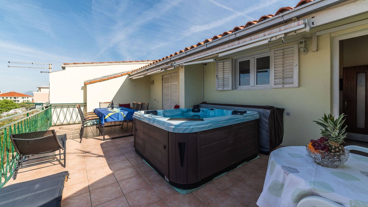 Gorinka Apartment | Three bedroom apartment with terrace and sea view Makarska (A-18898-a)