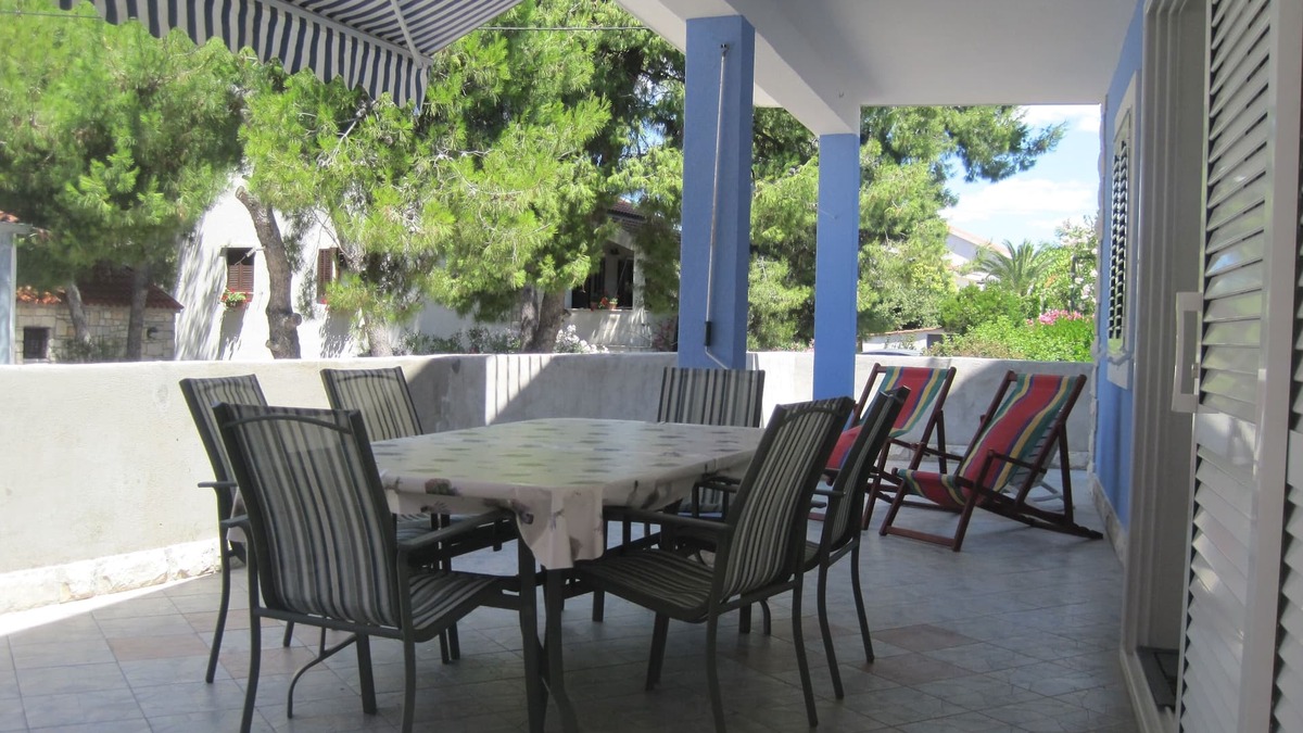 Maslinica Apartment | Three bedroom apartment near beach Maslinica, Šolta (A-14748-a)
