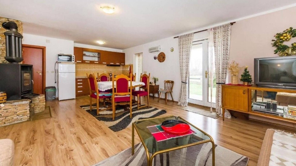 Lovinac Apartment | Three bedroom apartment with terrace Lovinac, Velebit (A-21748-a)
