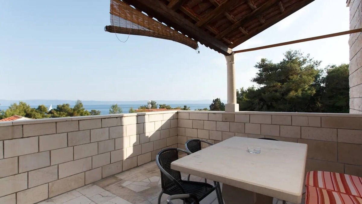 Sumartin Apartment | Three bedroom apartment near beach Sumartin, Brač (A-12036-b)