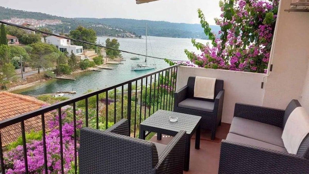Necujam Apartment | Three bedroom apartment with terrace and sea view Nečujam, Šolta (A-13884-a)
