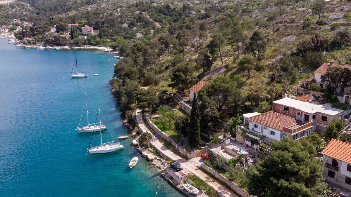 Bobovisca Apartment | Three bedroom apartment near beach Bobovišća na Moru, Brač (A-5682-a)