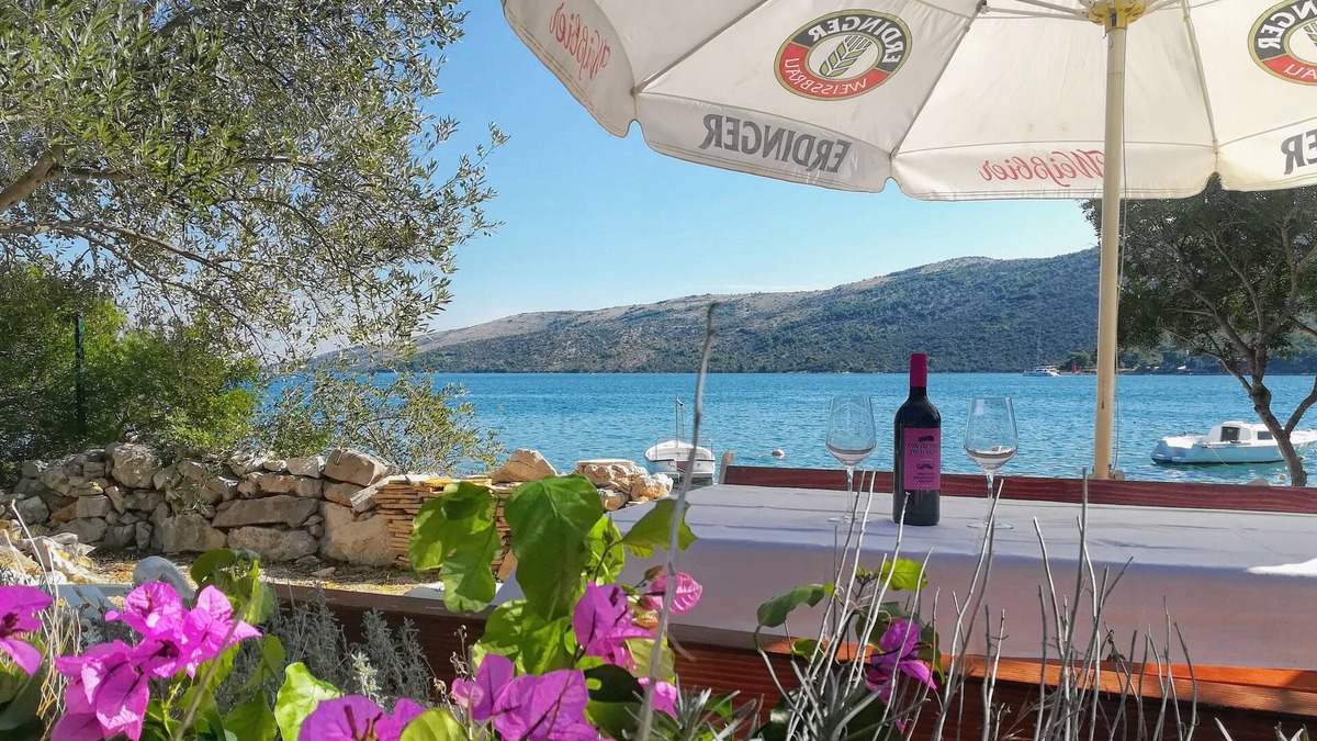 Poljica Apartment | Three bedroom apartment near beach Poljica, Trogir (A-16999-a)