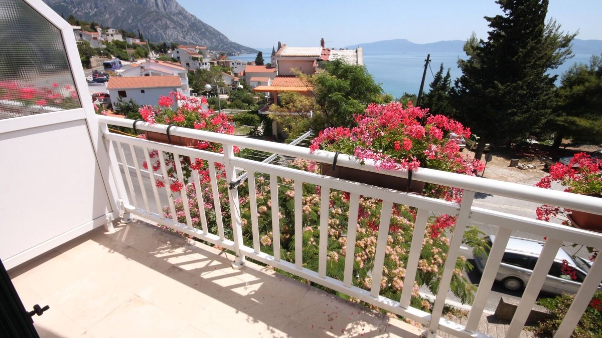 Brist Apartment | Three bedroom apartment with balcony and sea view Brist, Makarska (A-6813-a)