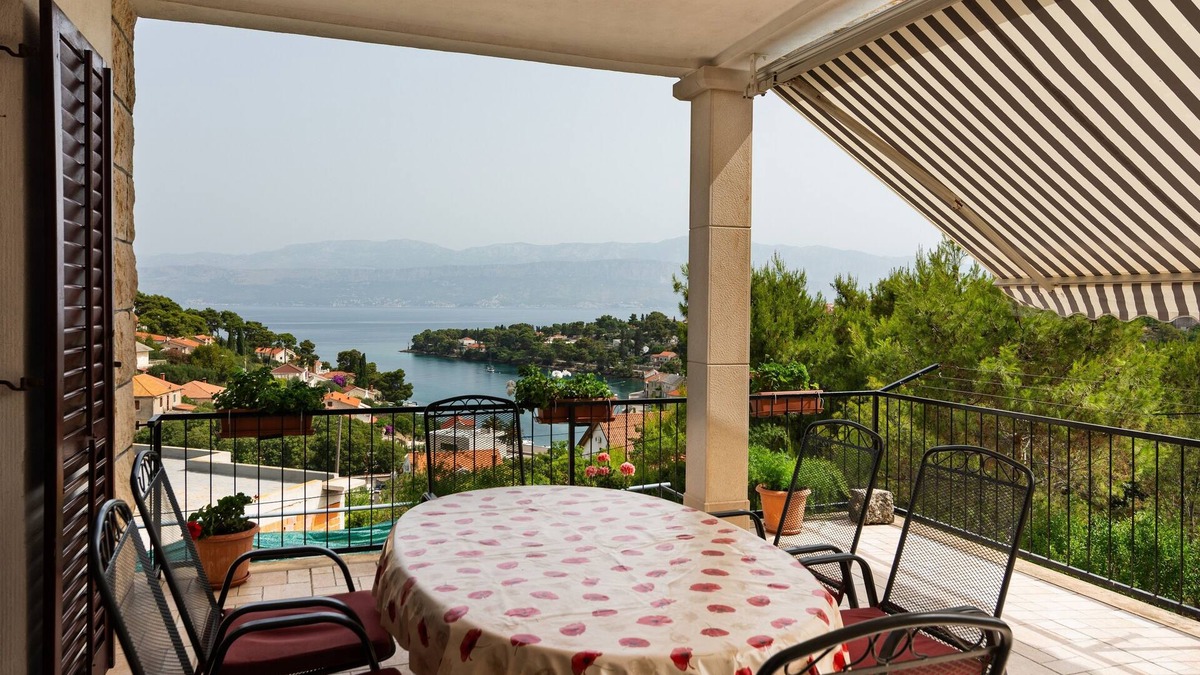 Splitska Apartment | Three bedroom apartment with terrace and sea view Splitska, Brač (A-2867-a)