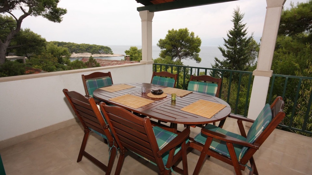 Splitska Apartment | Three bedroom apartment near beach Splitska, Brač (A-2865-a)