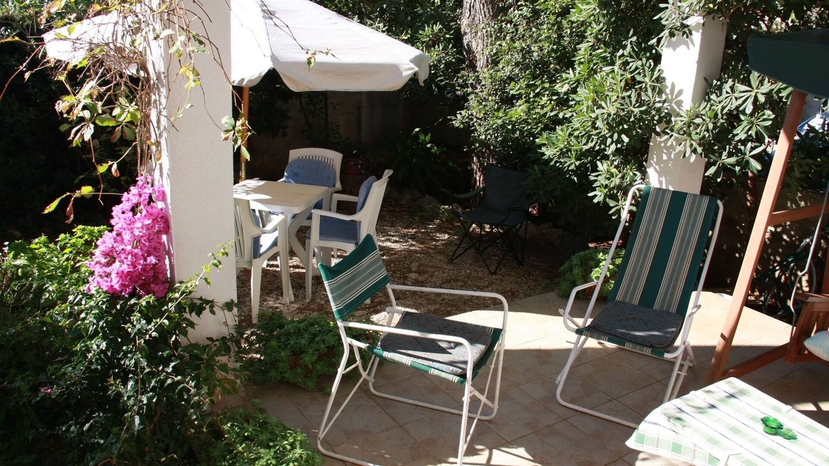 Mirce Apartment | Three bedroom apartment with terrace Mirca, Brač (A-2902-a)