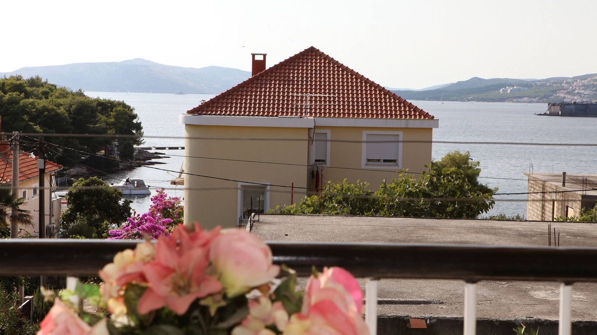 Trogir Apartment | Three bedroom apartment with terrace and sea view Trogir (A-15011-a)