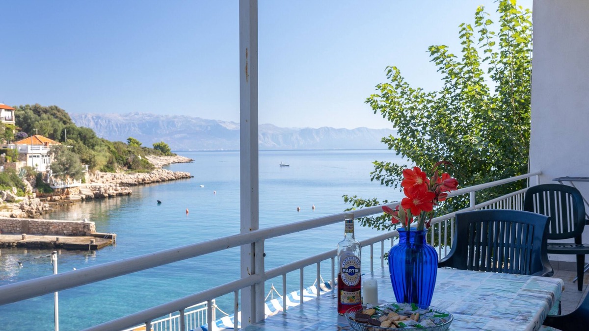 Pokrivenik Apartment | Three bedroom apartment near beach Cove Zarace (Gdinj), Hvar (A-2047-b)