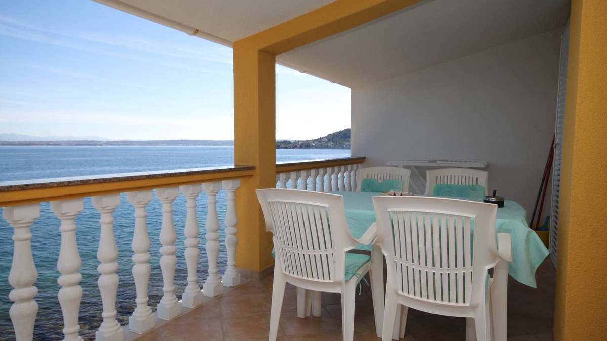 Preko Apartment | Three bedroom apartment near beach Preko, Ugljan (A-8384-c)