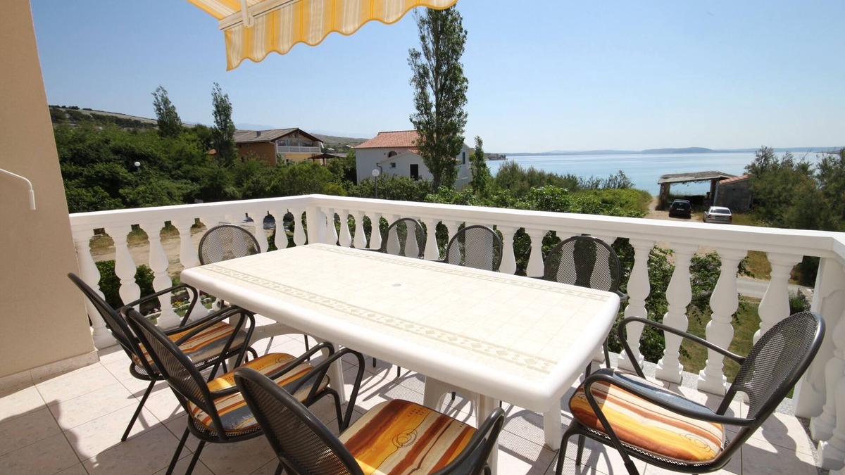 Vlasici Apartment | Three bedroom apartment near beach Vlašići, Pag (A-6523-a)