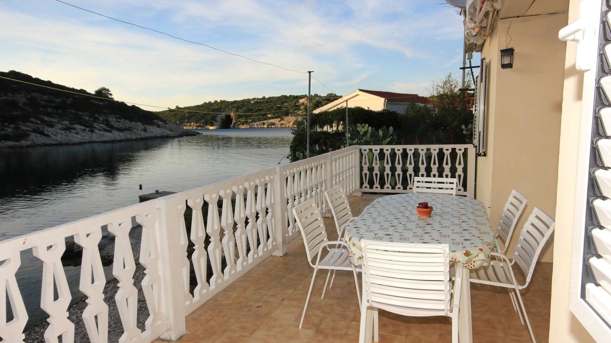 Cove Rogacic Apartment | Three bedroom apartment near beach Cove Rogačić, Vis (A-2460-a)