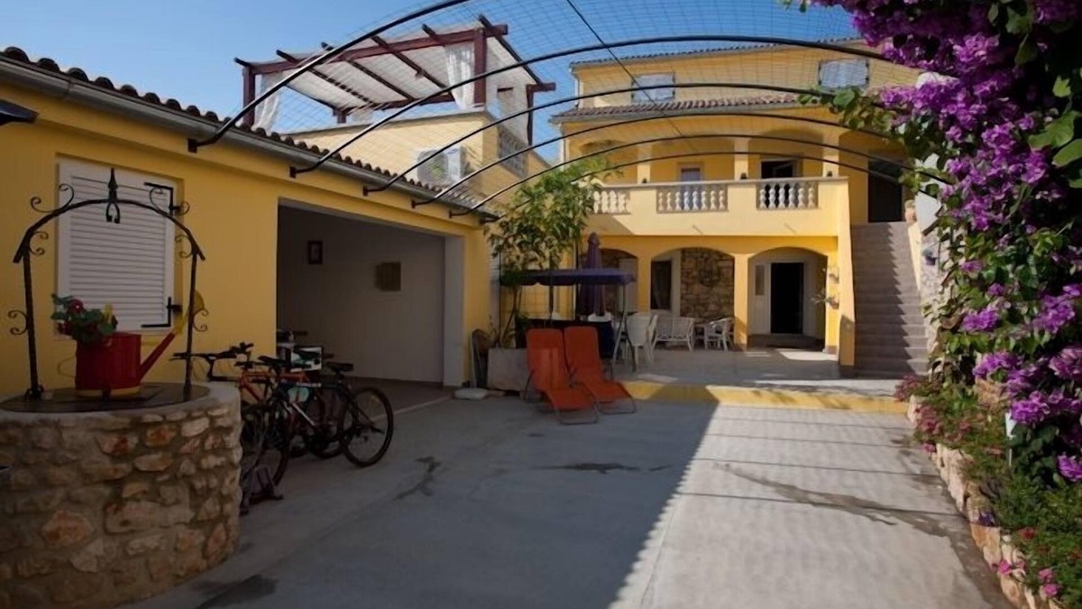 Poljana Apartment | Three bedroom apartment with terrace Poljana, Ugljan (A-8523-c)