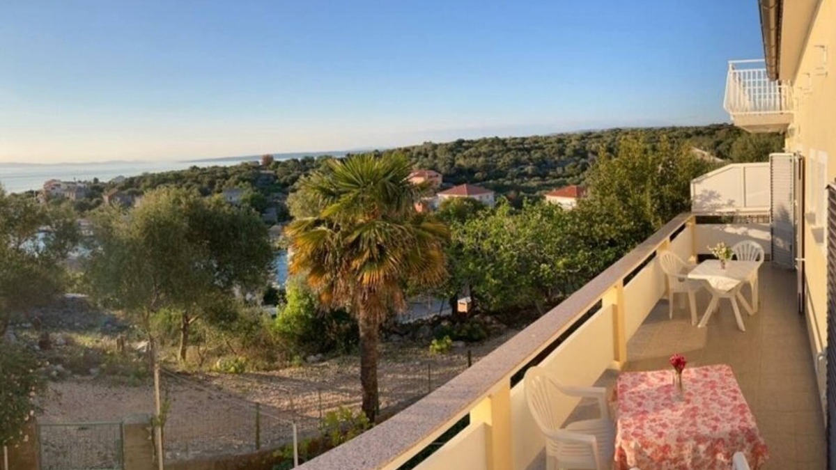 Lun Apartment | Three bedroom apartment with terrace and sea view Lun, Pag (A-9395-a)