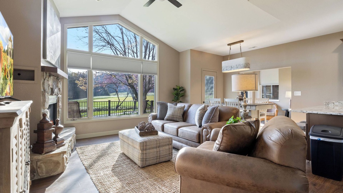 Camdenton Cottage | Three-bedroom cottage overlooking 15th fairway at Old Kinderhook golf course!