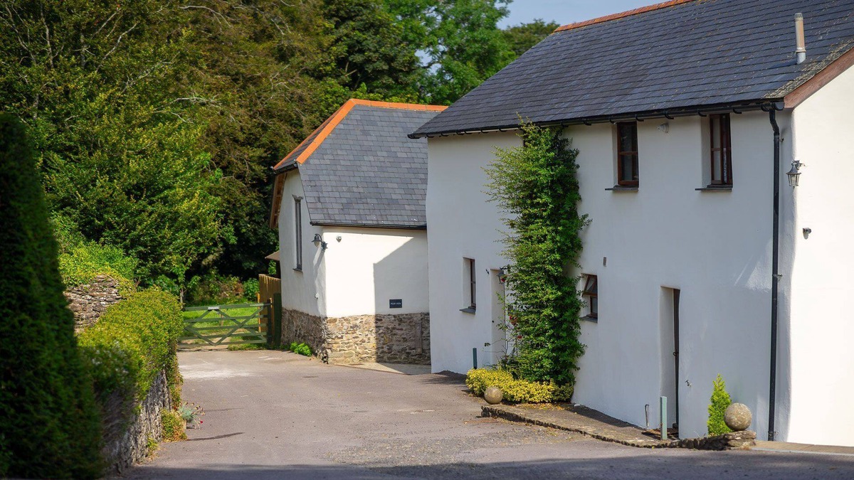 Stoke Rivers Apartment | Three bedroom countryside cottage with hot tub, close to North Devon coast.