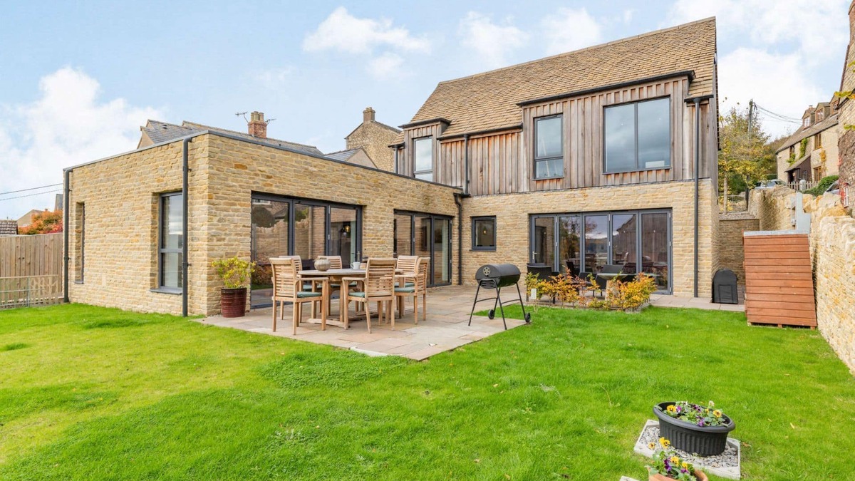 Stroud House | Three bedroom dog friendly holiday home in the Cotswolds - The New Bakehouse