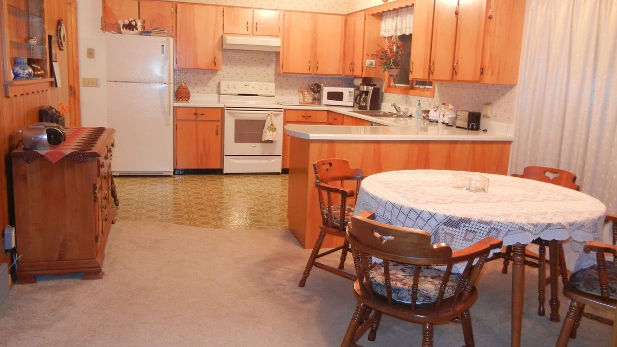 Alta Vista House | Three bedroom fully furnished home in small-town Northeast Iowa