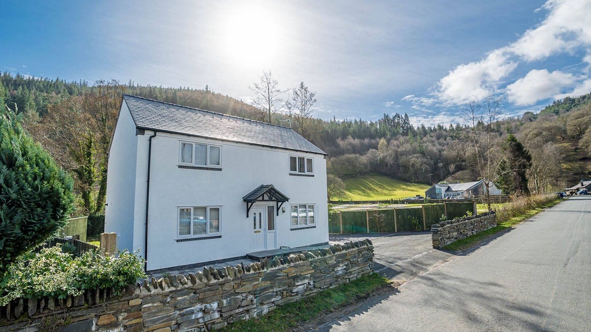 Gwynedd- Snowdonia Cottage | Three Bedroom Holiday Cottage in Betws-Y-Coed | Hendre-Wen