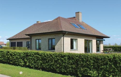 Beerst House | Three-Bedroom Holiday Home In Diksmuide
