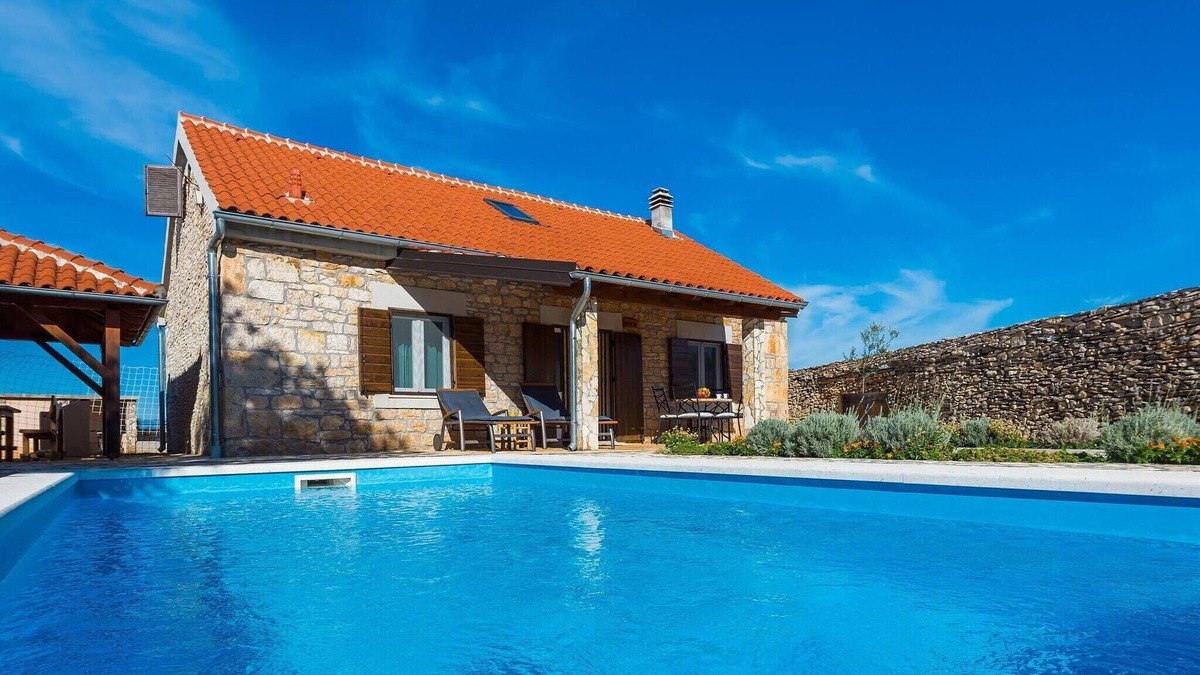 Promina House | Three bedroom house with swimming pool