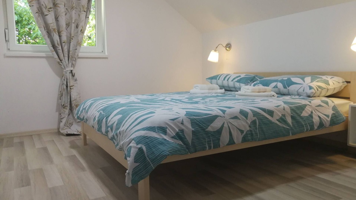 Catrnja Apartment | Three bedroom apartment with balcony Smoljanac, Plitvice (A-12345-b)