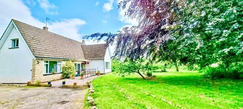 Abergavenny House | THREE BEDROOM Rural, relaxing and peaceful,DOGS welcome! With Cymru Holidays