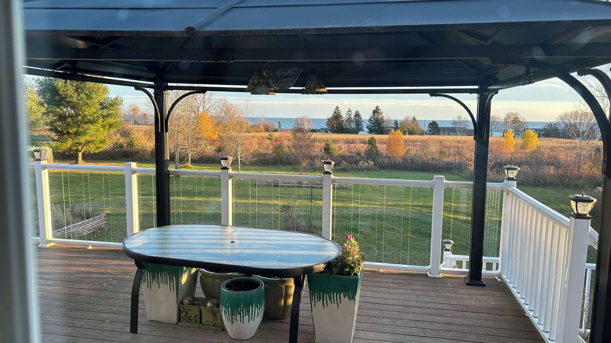 Colborne House | three bedroom share kitchen, dining room, leaving room, with AC in Colborne