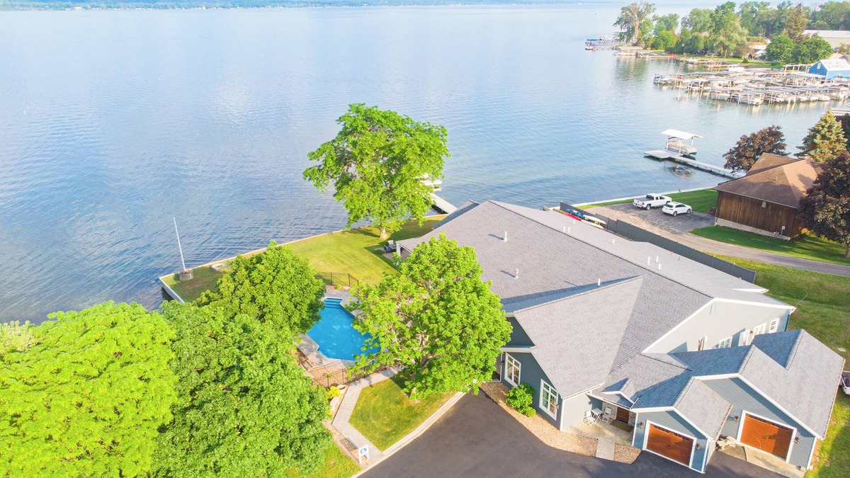 Oaks Corners Bed & Breakfast | Three Bedroom South Condo at our Lakefront Paradise. Pool, Hot Tub, Kayaks and more. (Sleeps 6 Adults)