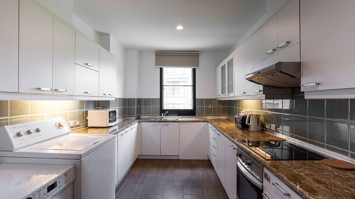 Chidlom Apartment | Three-Bedroom Suite 2 (225 Sqm.)