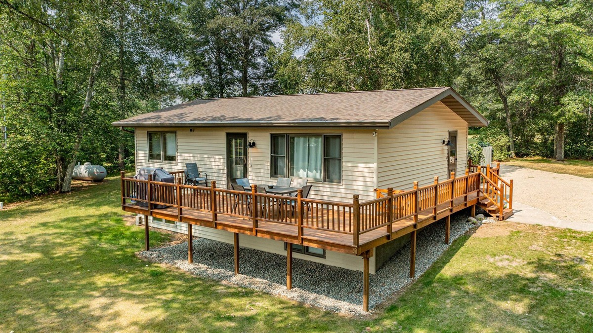 Cohasset Cottage | Three Bedroom, Two Bathroom Home on Large Private lot on the Mississippi River